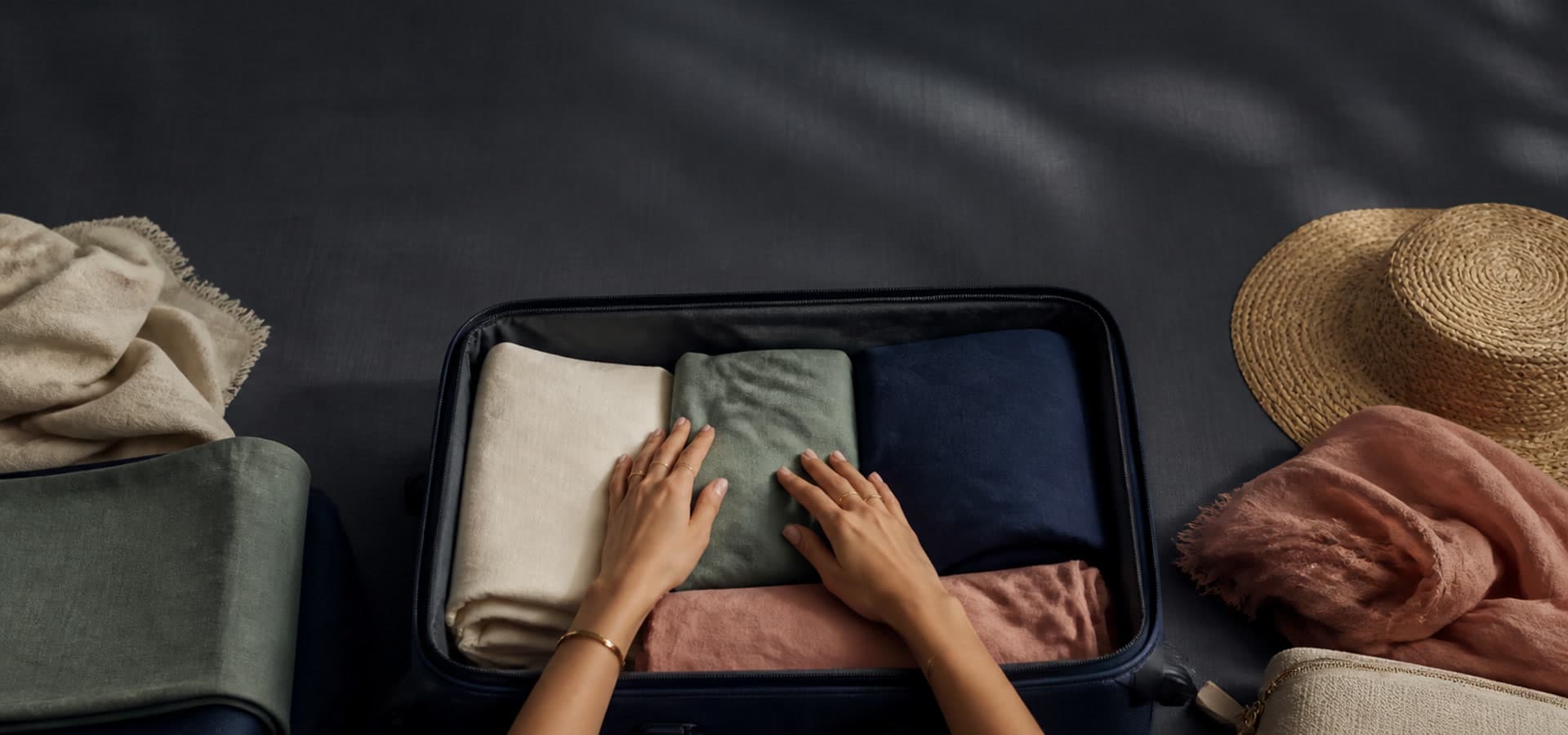 Como organizar a mala de viagem feminina sem levar looks demais