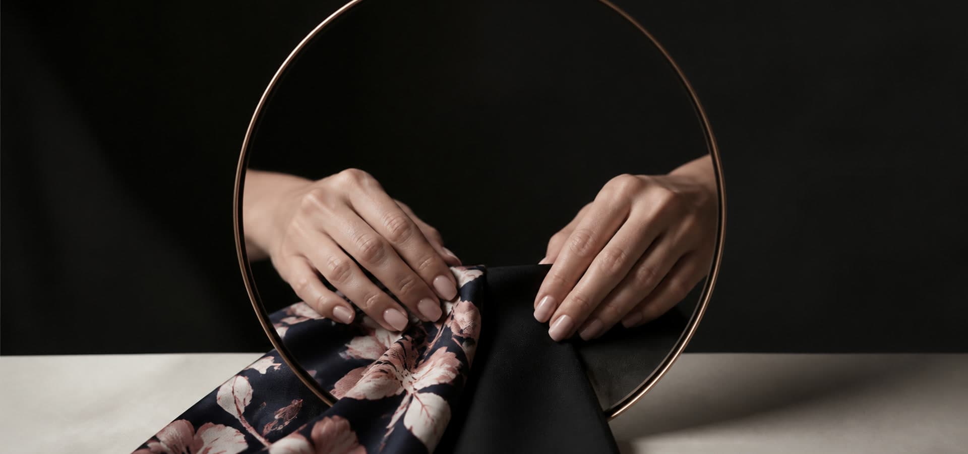 Como usar blusa estampada: proporção, cores e complementos sem disputa
